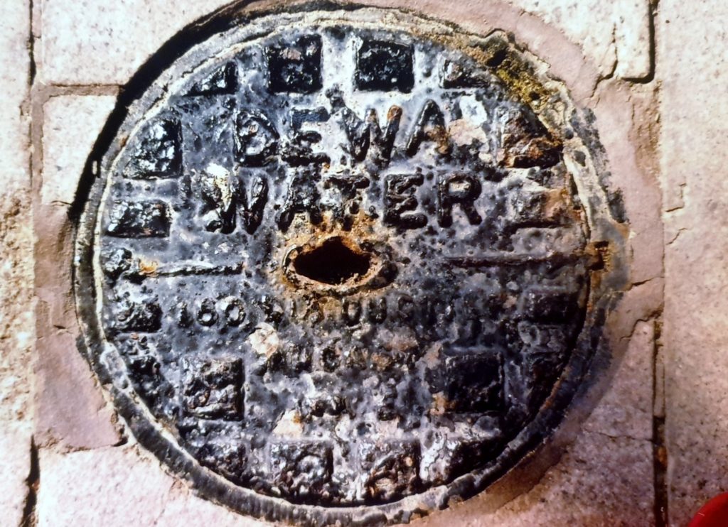 SEWER AND REGISTRATION COVER ALCANTARILLA EAU DUBAI DUBAY 