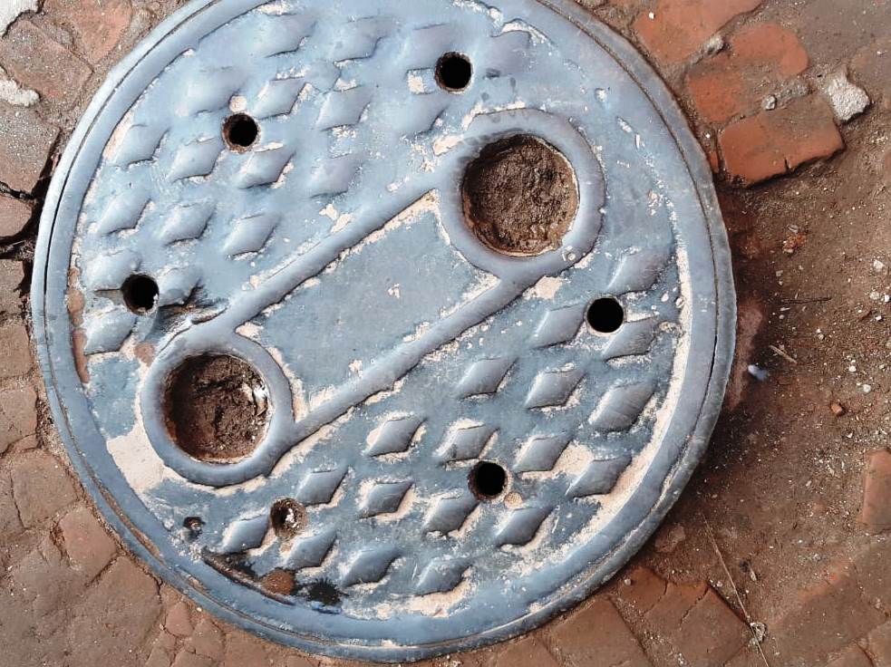SEWER AND REGISTRATION COVER
ALCANTARILLA NEPAL KATMANDÚ