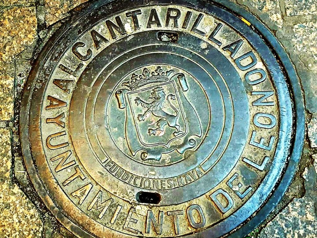 SEWER AND MANHOLE COVER ALCANTARILLA ESPAÑA LEÓN