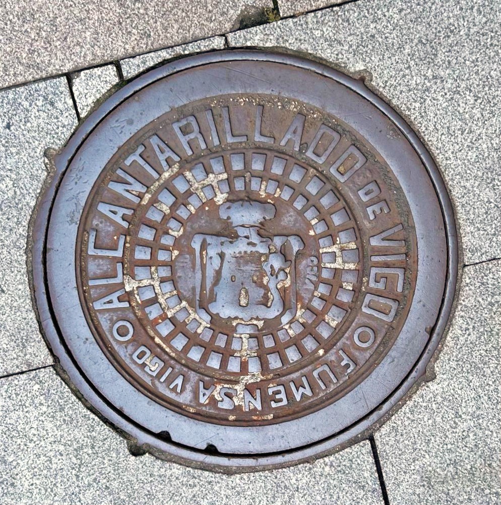 SEWER AND MANHOLE COVER ALCANTARILLA, ESPAÑA, GALICIA